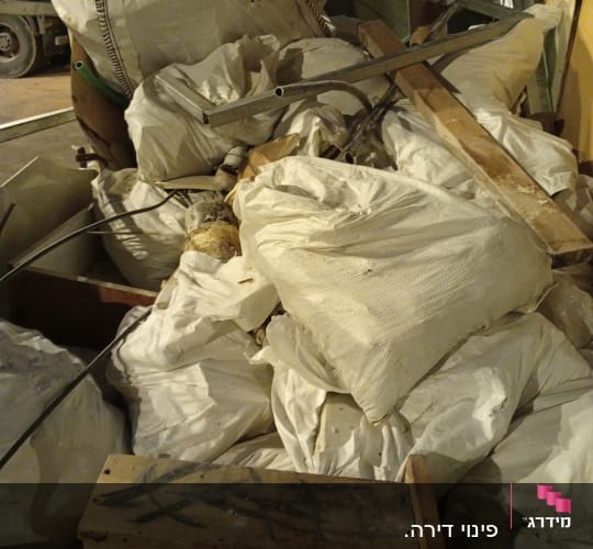 שקי פסולת וחומרים באתר בנייה